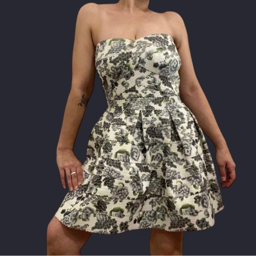 Honey Punch Women’s M Sleeveless Fit and Puff Flare Floral Dress Party Cocktail